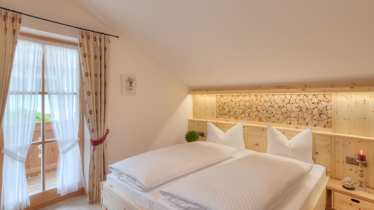 Schlafzimmer II in Zirbenholzausstattung, mit TV, Ostbalkon Schlafzimmer II in Zirbenholzausstattung, mit TV, Ostbalkon